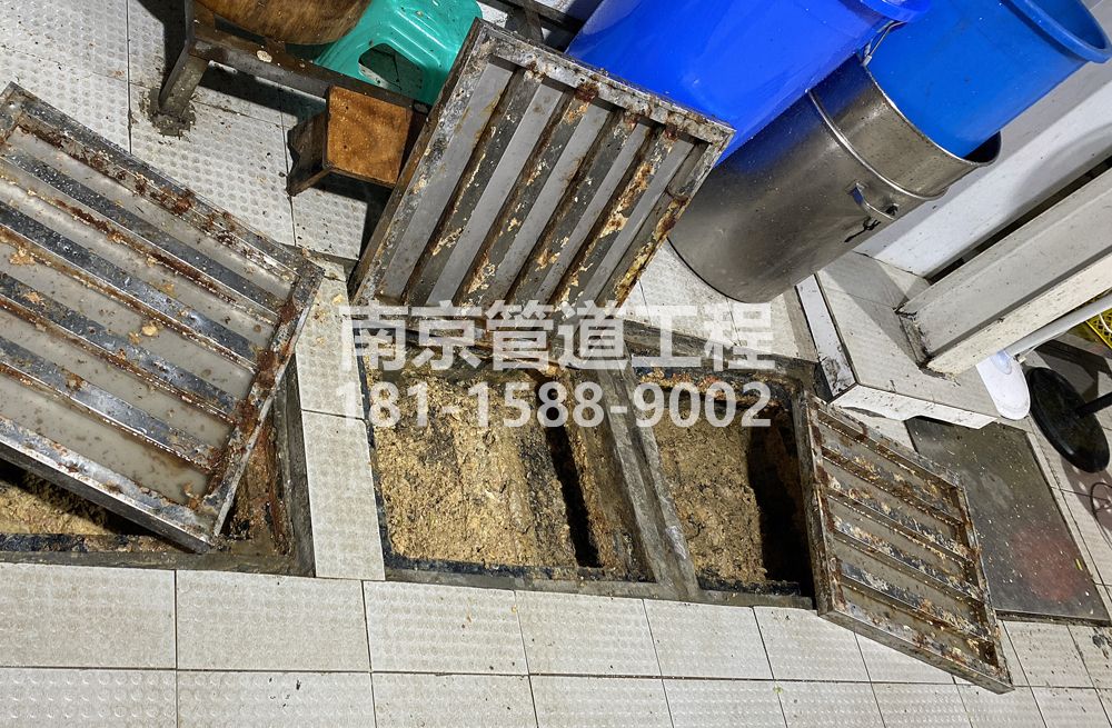 278青马村城管中队食堂隔油池清理